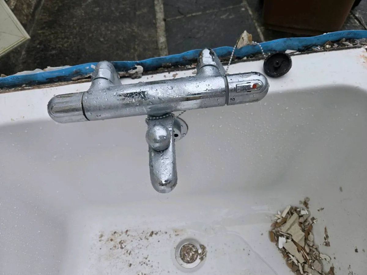 Bath Tub and sink - Image 4