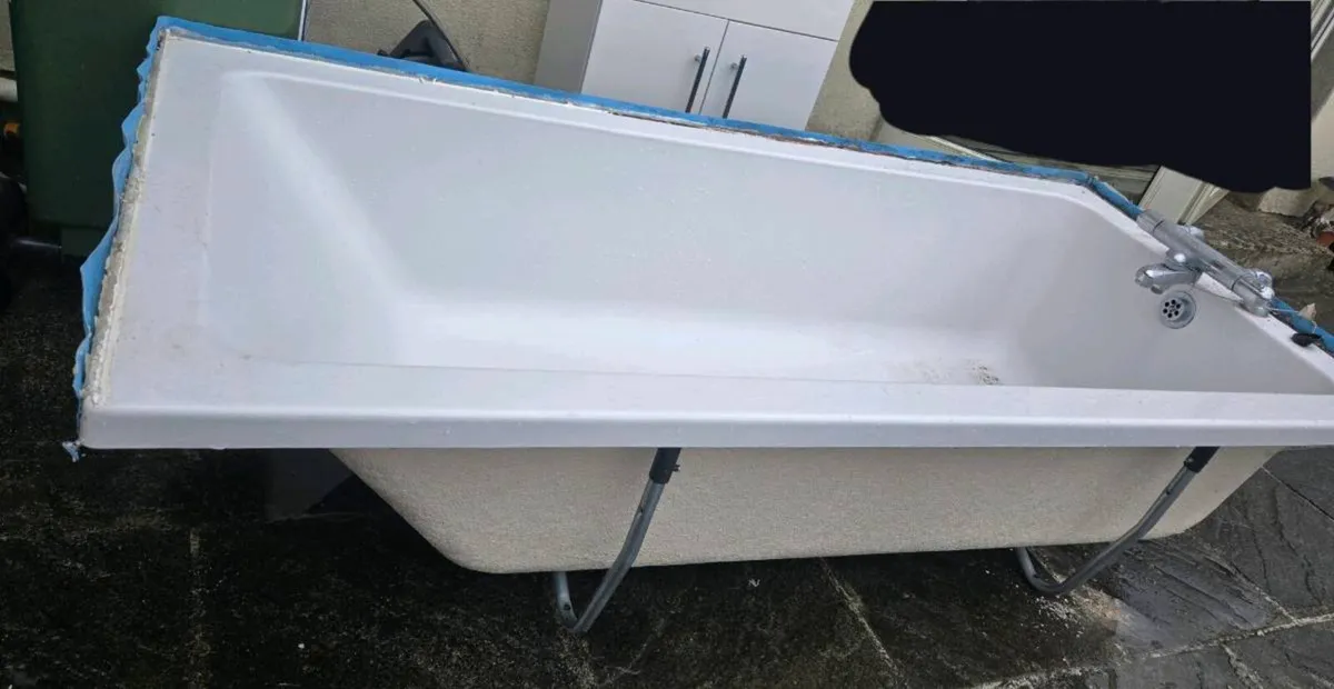 Bath Tub and sink - Image 1
