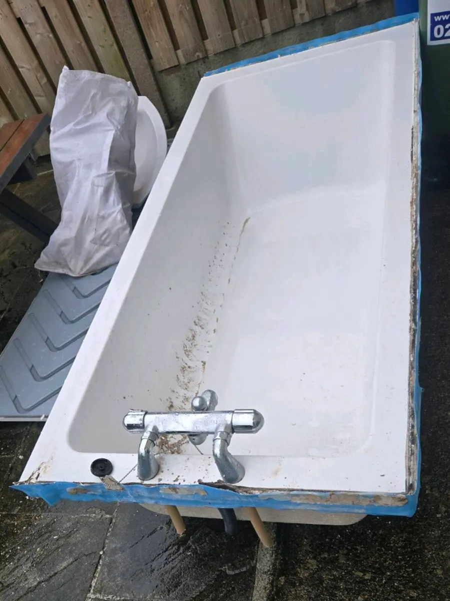 Bath Tub and sink - Image 2