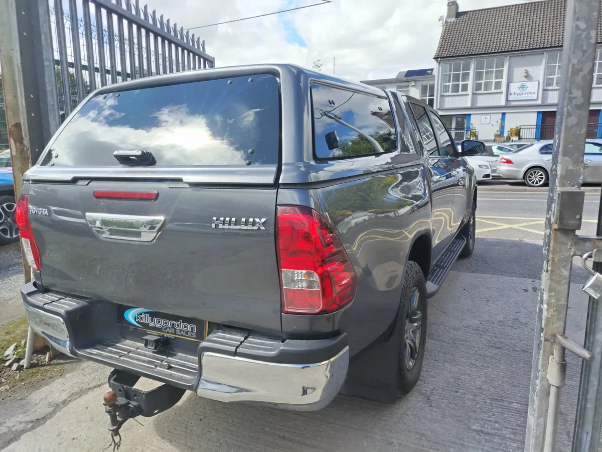 Toyota Hilux 2023 - Image 2