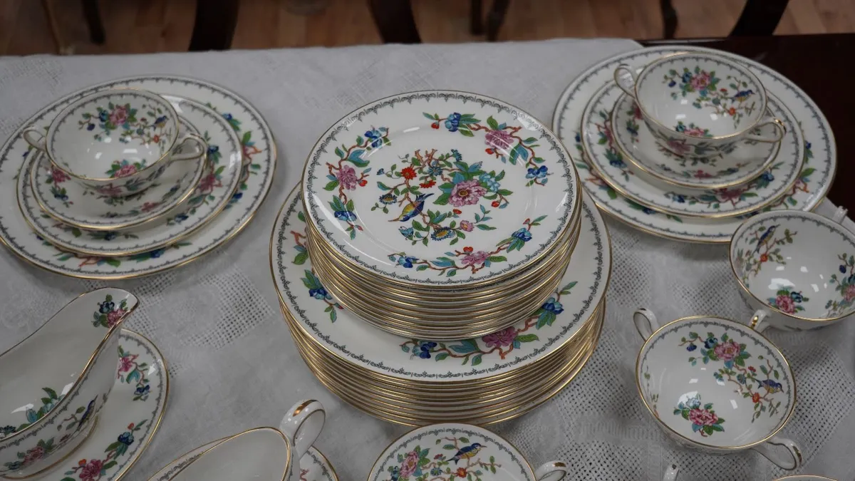 Aynsley 68-Piece Fine Bone China Dinner Dinner Set - Image 4