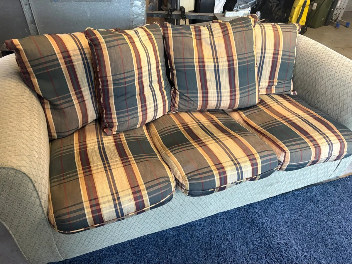 Pull out couch bed - Image 1