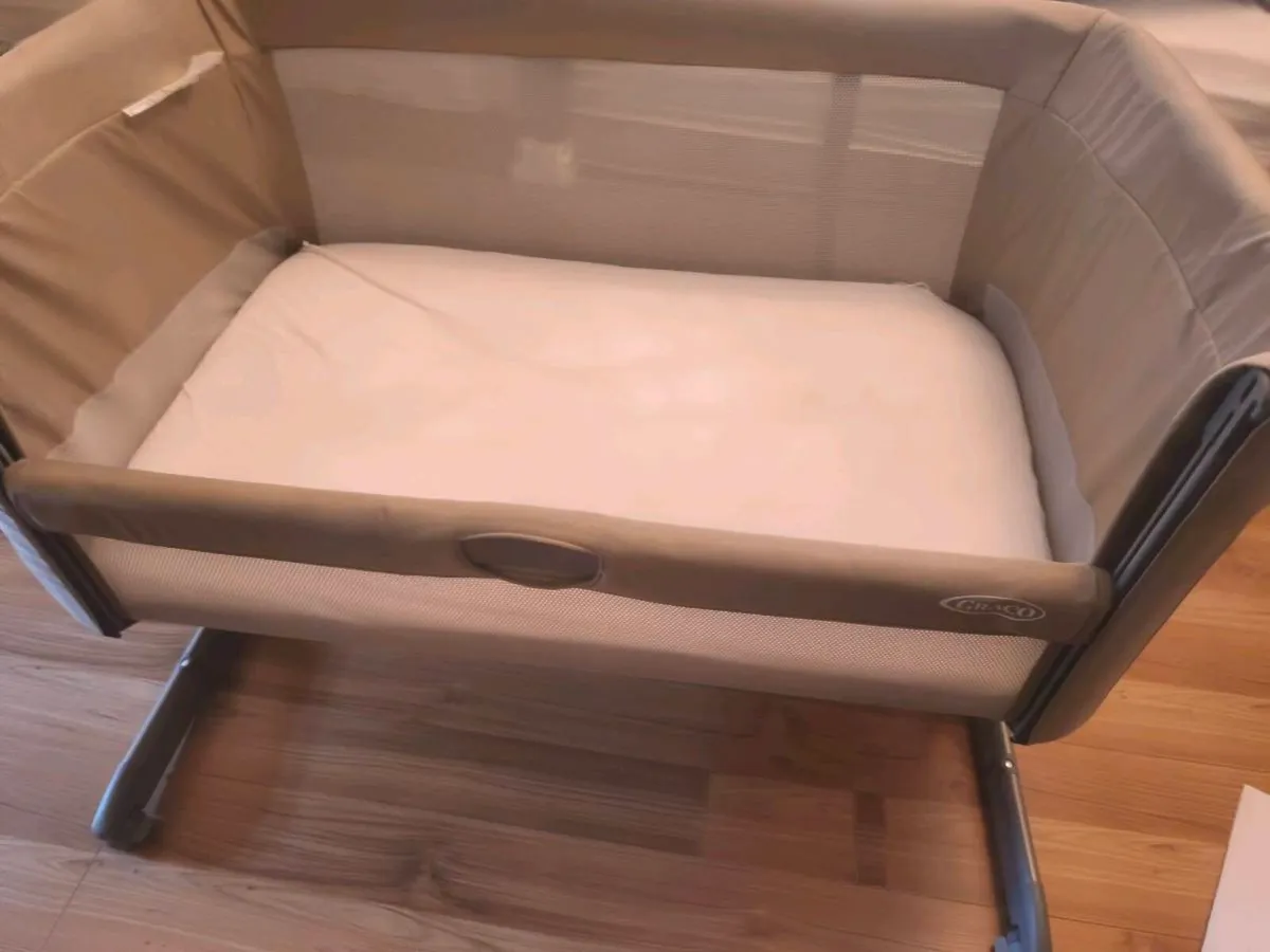 Bedside crib - Image 1