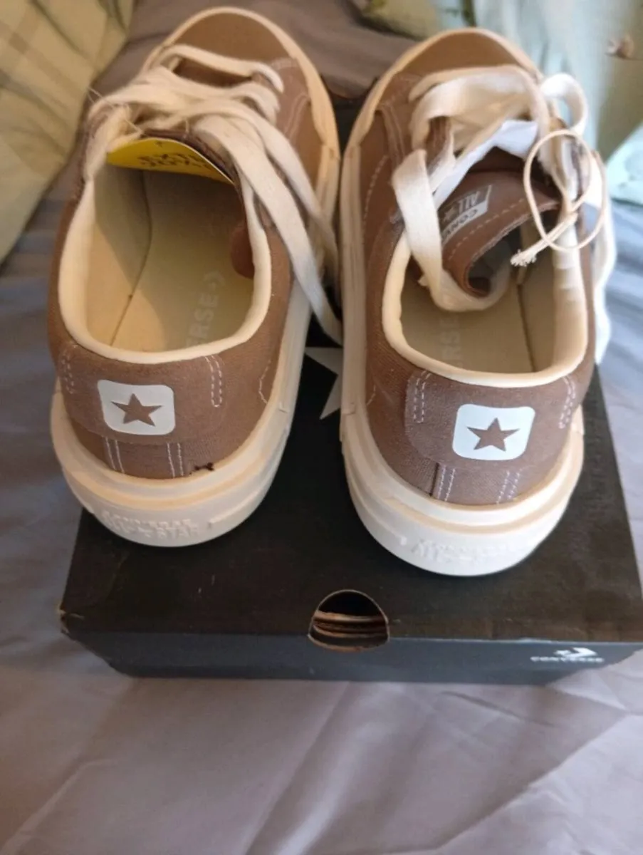 Ladies new platform converse size 5 - Image 4