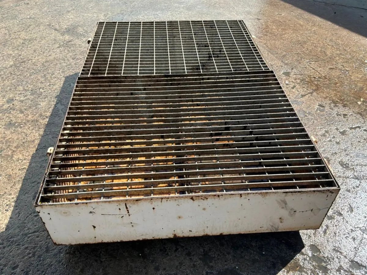 72" x 48" SPILL TRAY / CONTAINMENT BUND...... 724. - Image 4