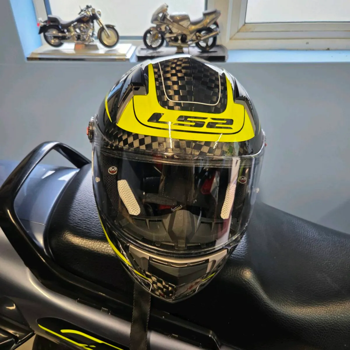 LS2 FF396 Diablo Carbon Helmet – Size L – Excellen - Image 1