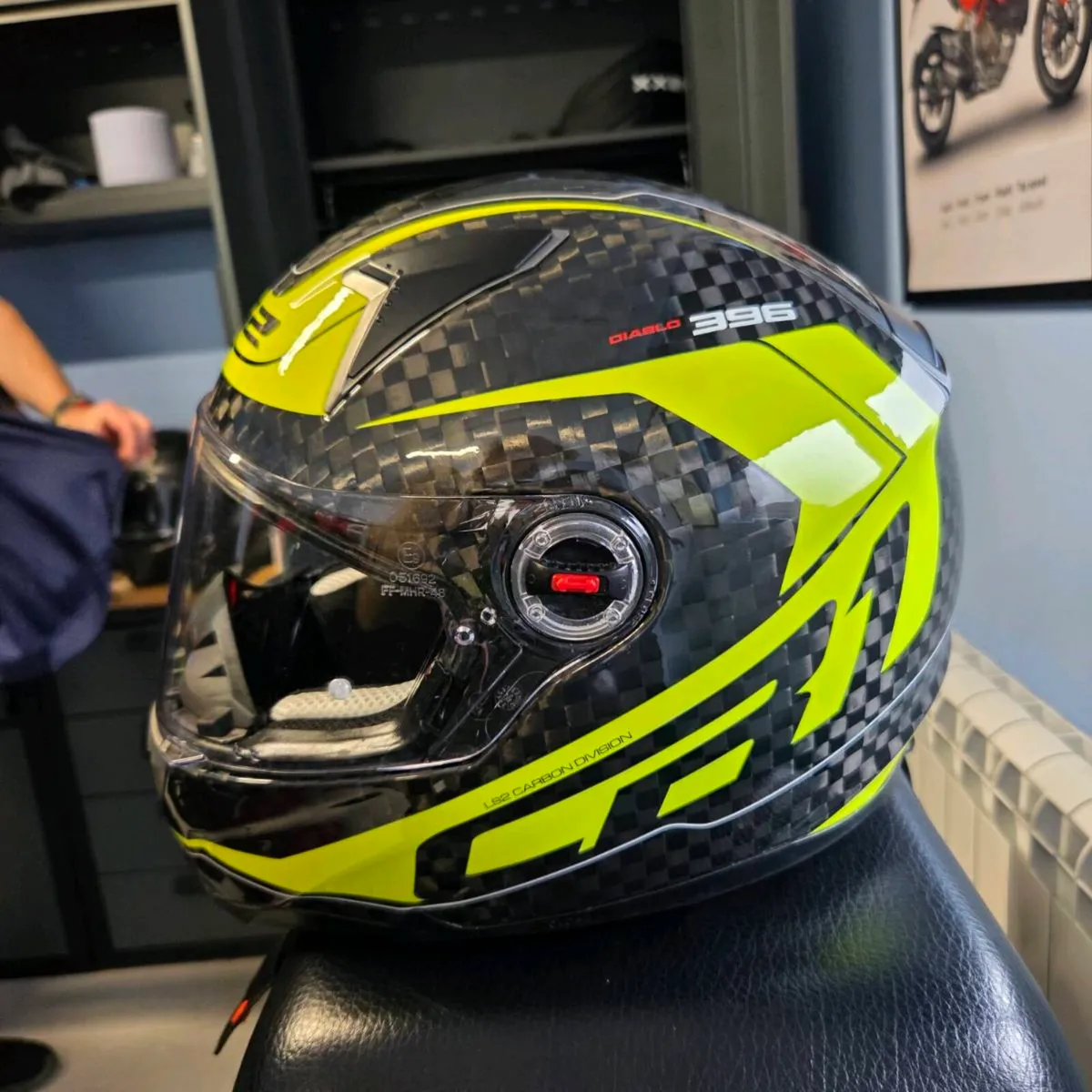LS2 FF396 Diablo Carbon Helmet – Size L – Excellen - Image 3
