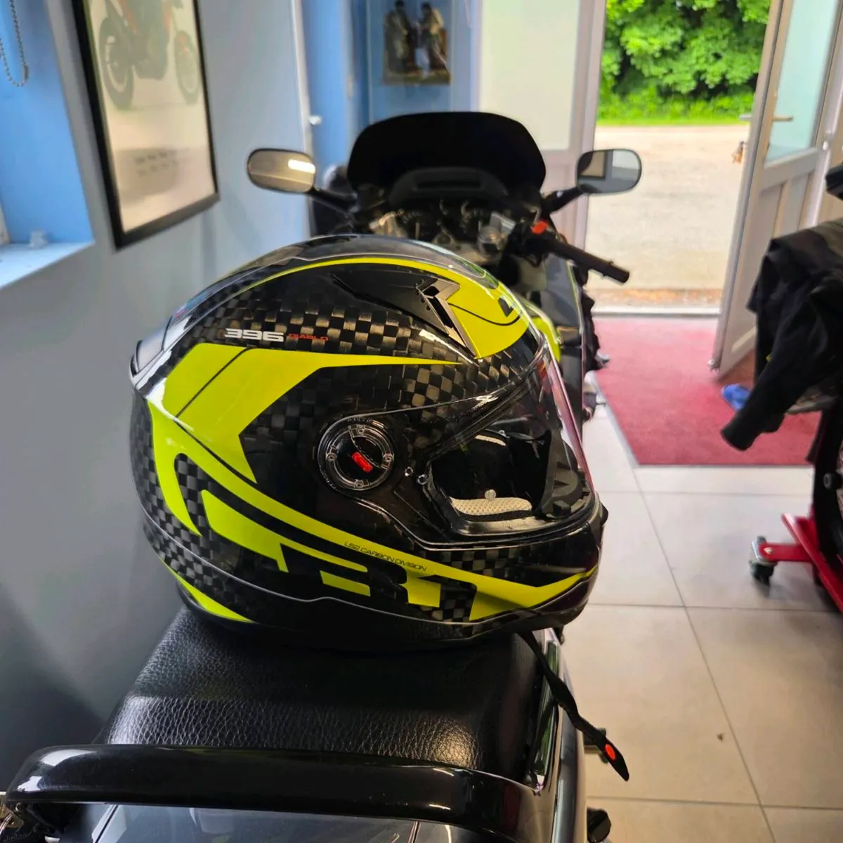 LS2 FF396 Diablo Carbon Helmet – Size L – Excellen - Image 4
