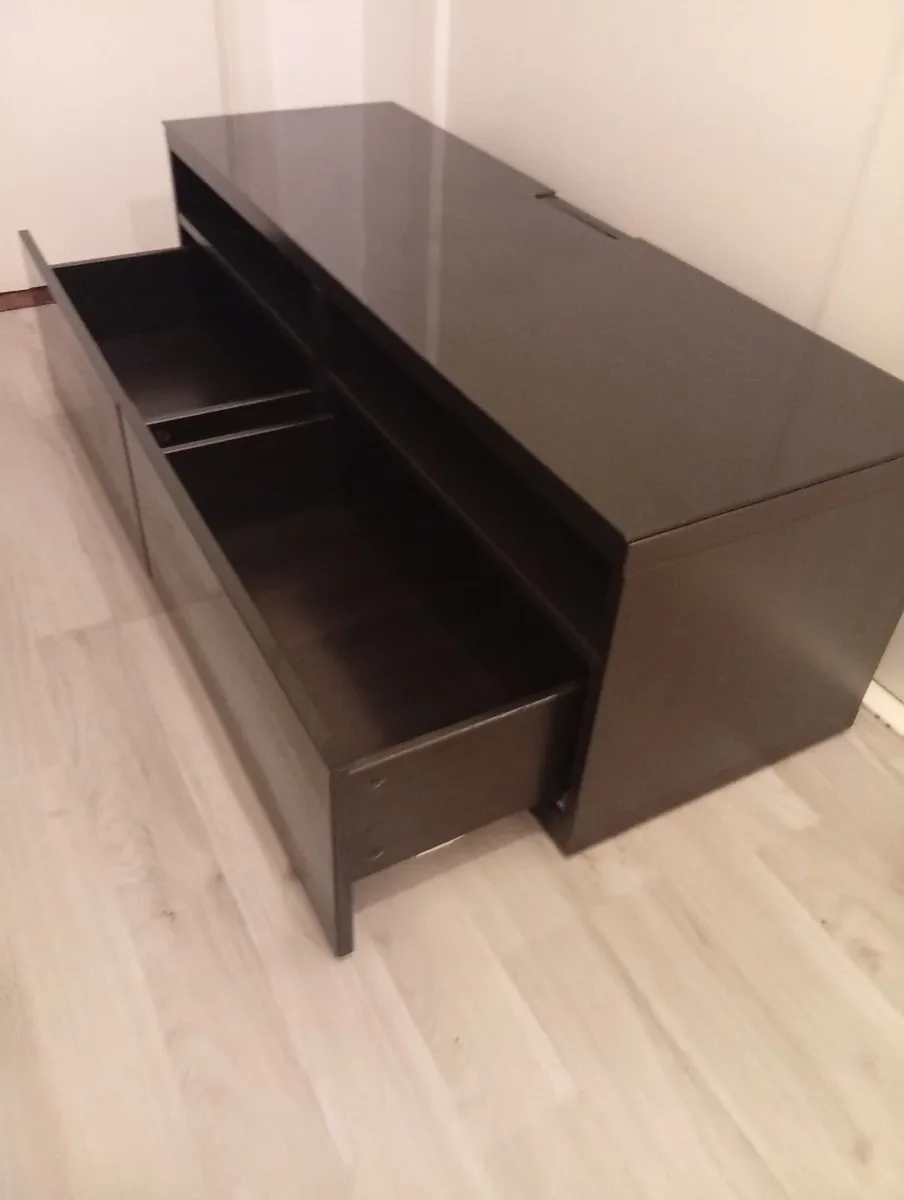 Modern Quality Glass Top TV Bench Unit - Image 1