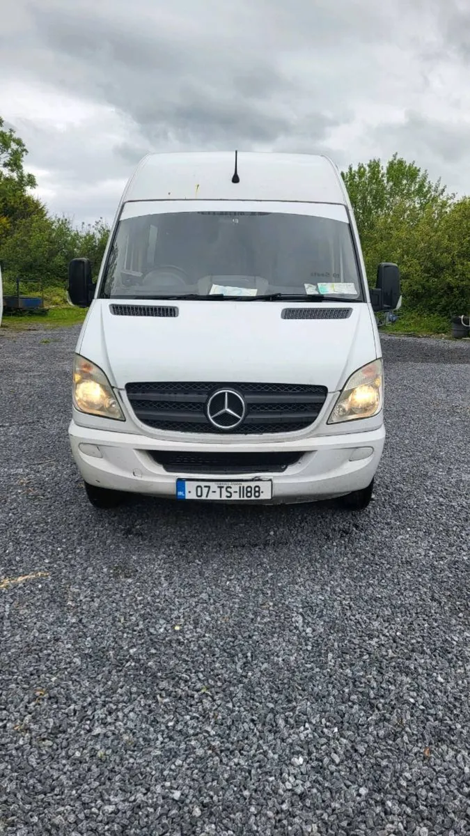 Bus - Image 1