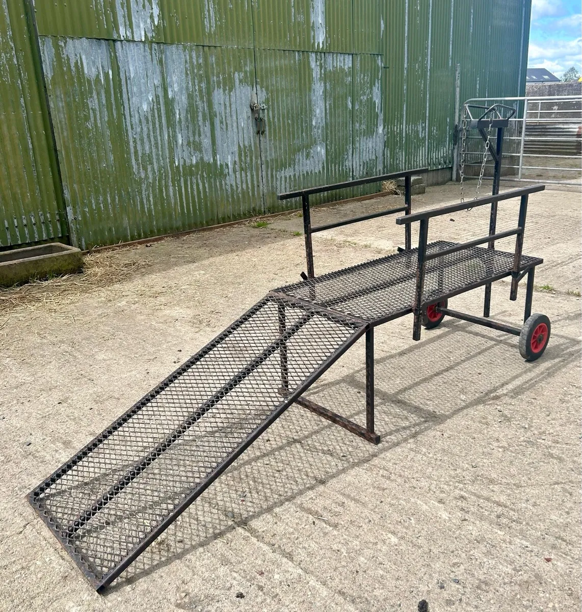 Sheep trimming stand - Image 3