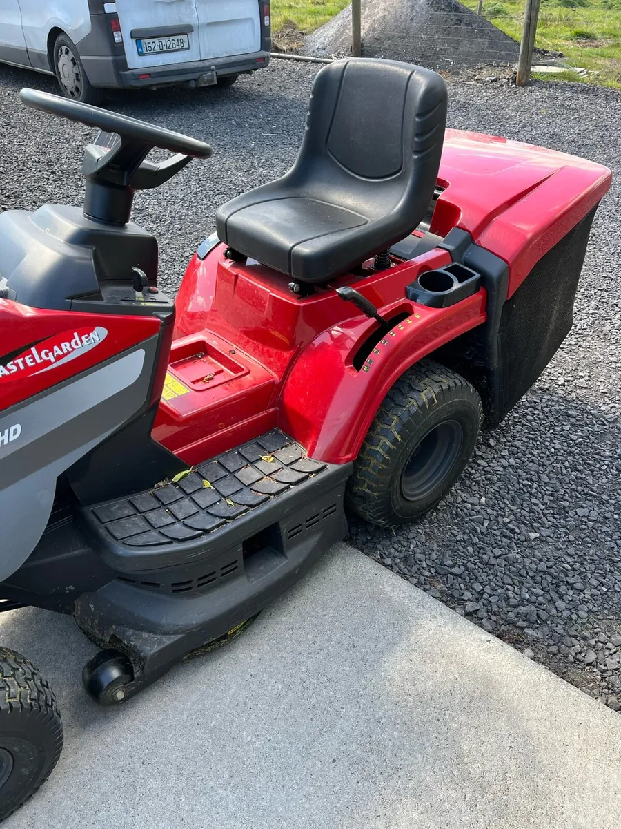Ride on lawnmower - Image 1