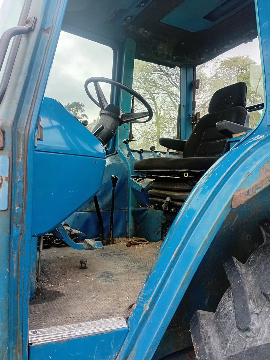 Ford 821 - Image 2