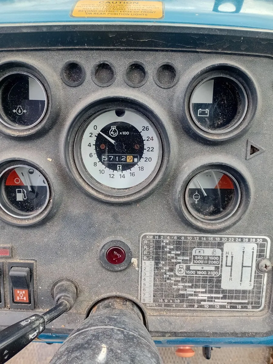Ford 821 - Image 3