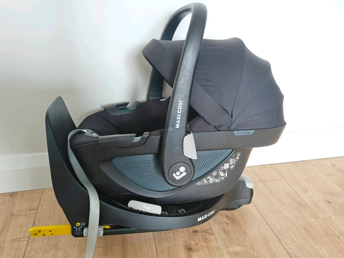 Maxi Cosi Pebble360 with Isofix Base - Image 1