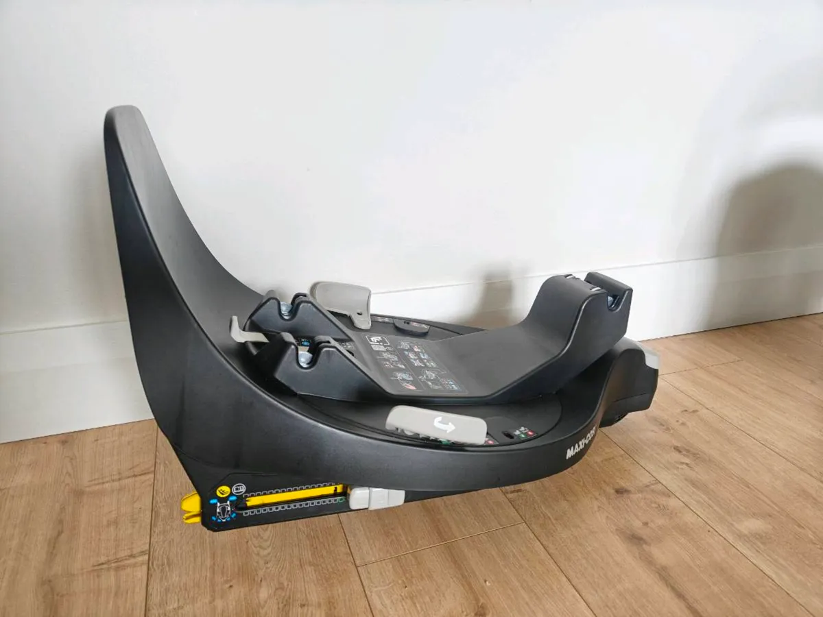 Maxi Cosi Pebble360 with Isofix Base - Image 2