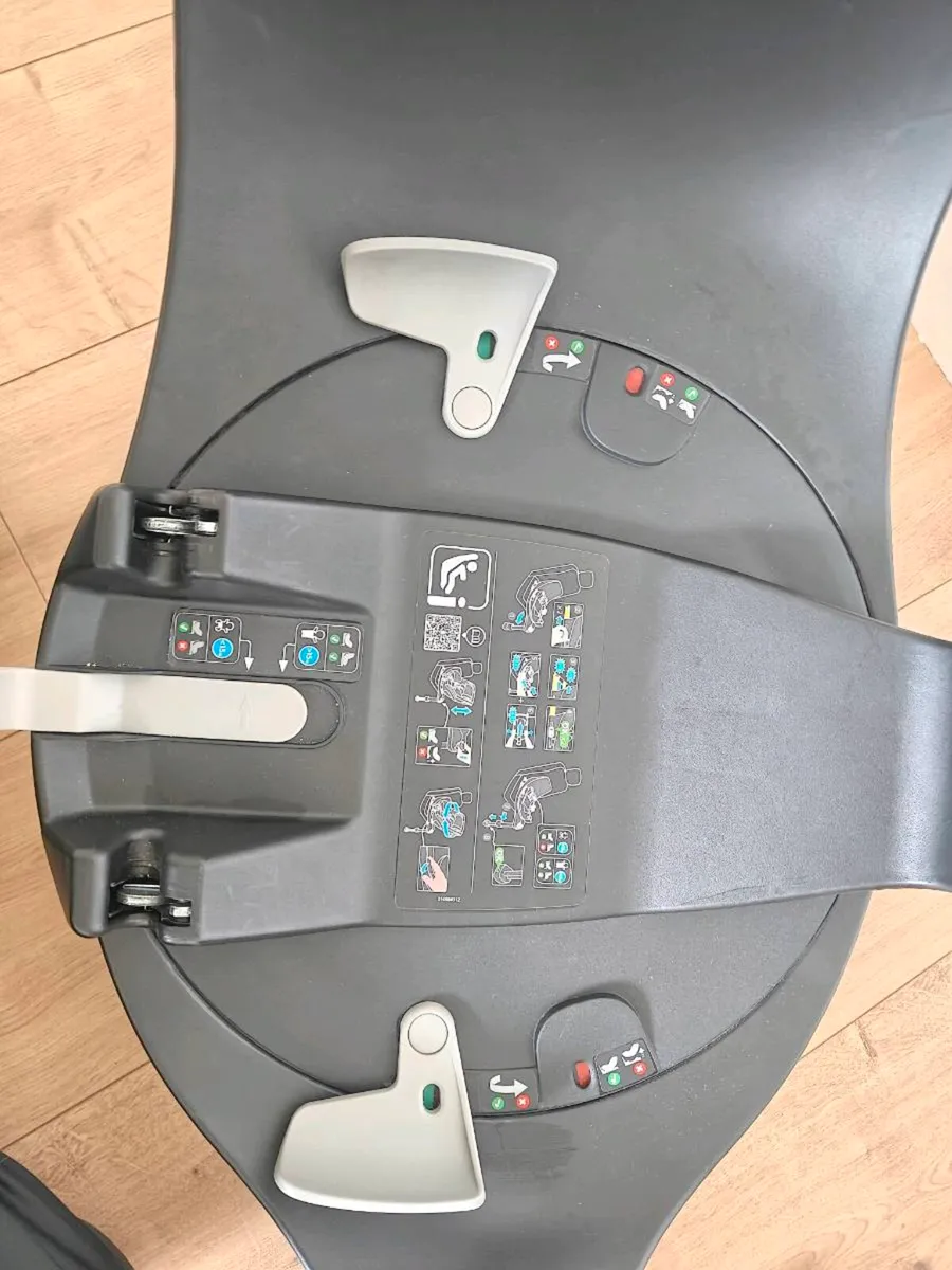 Maxi Cosi Pebble360 with Isofix Base - Image 4