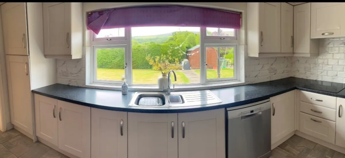 Grey kitchen - Image 1