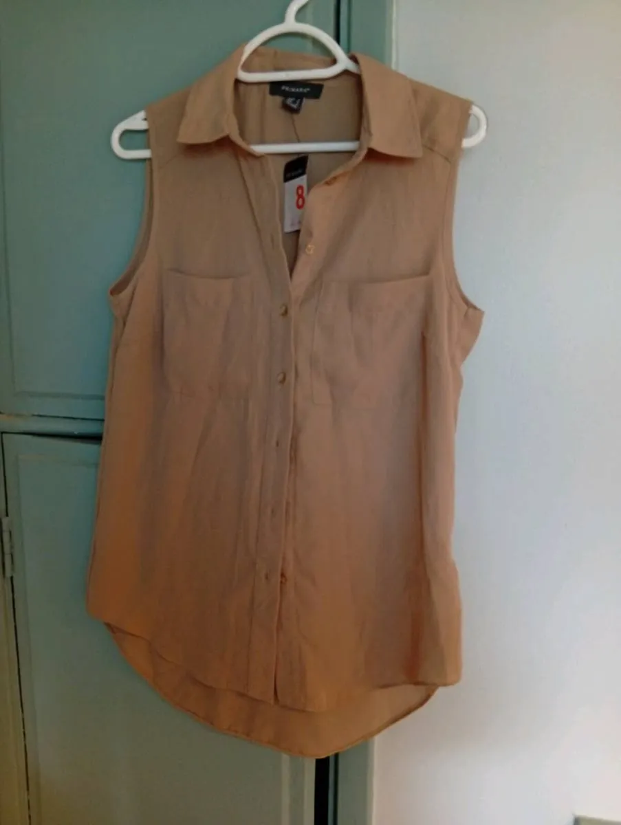 Ladies new top size 8 - Image 1