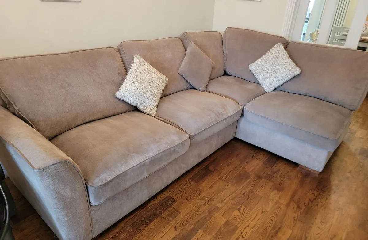 Corner couch - Image 1