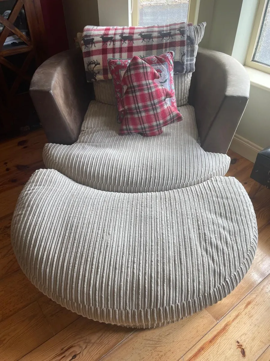 Couch and cddle chair - Image 3