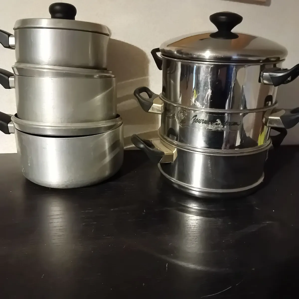 A set of saucepans and a streamer