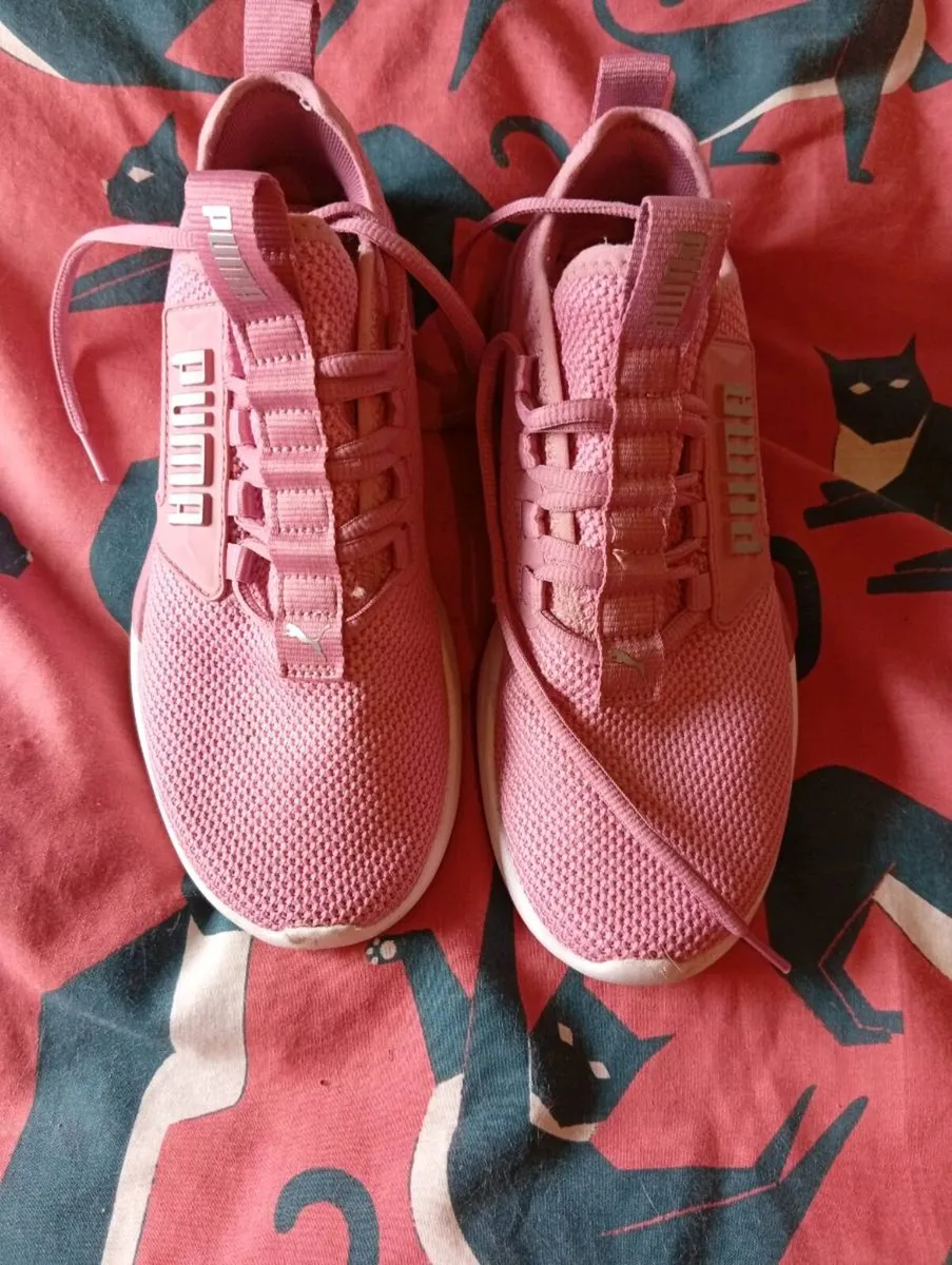 Ladies rose pink puma trainers size 5 - Image 2