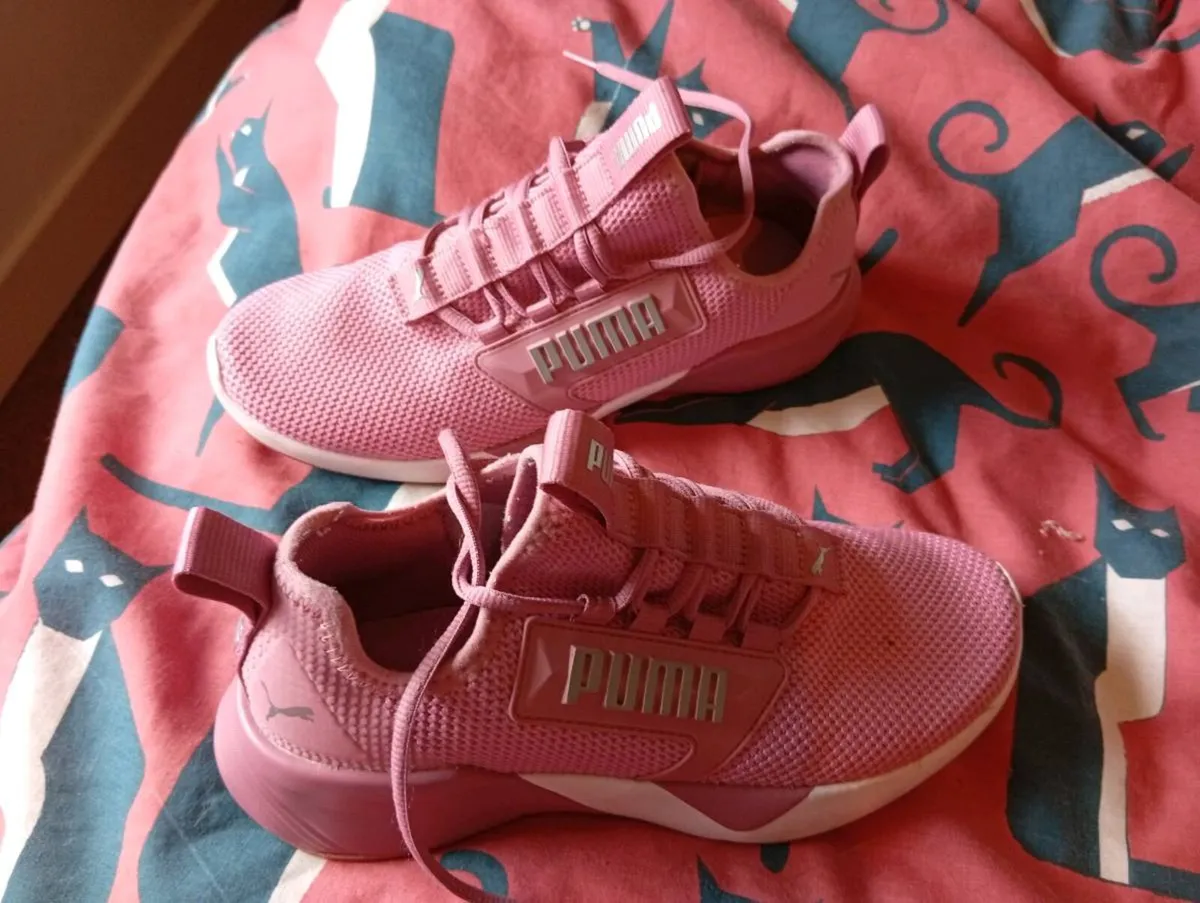 Ladies rose pink puma trainers size 5 - Image 3