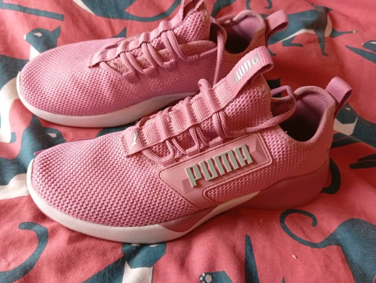 Ladies rose pink puma trainers size 5 - Image 1