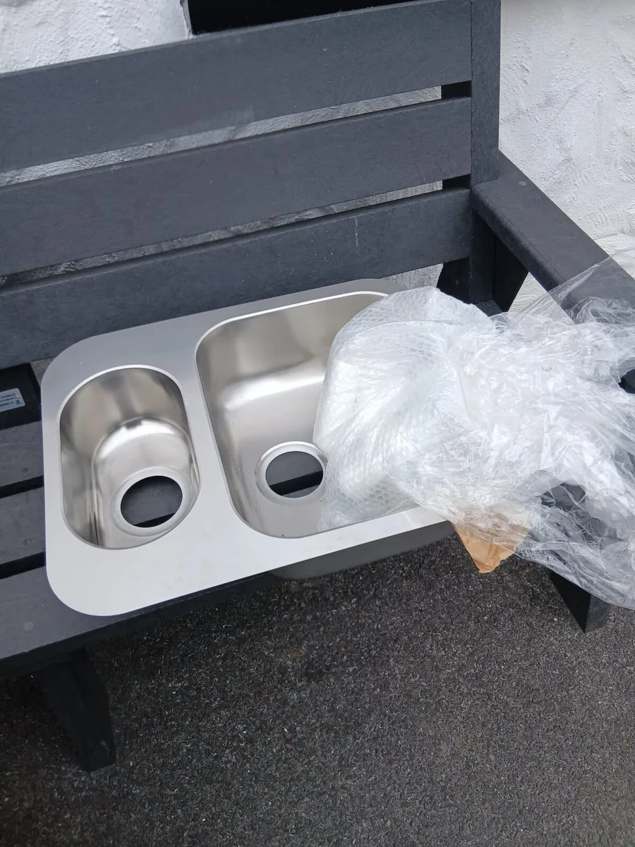 Sinks and extractor fan - Image 1