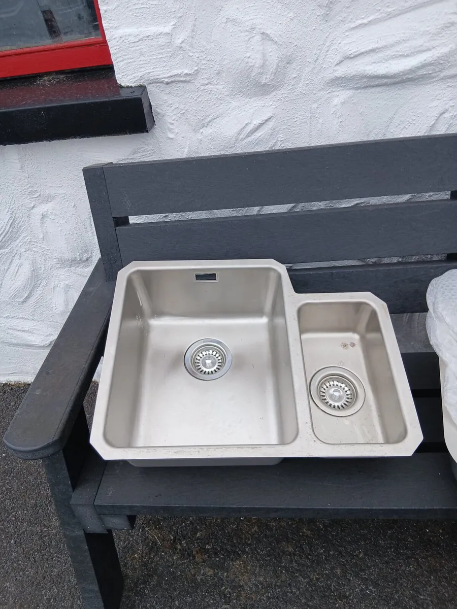 Sinks and extractor fan - Image 3