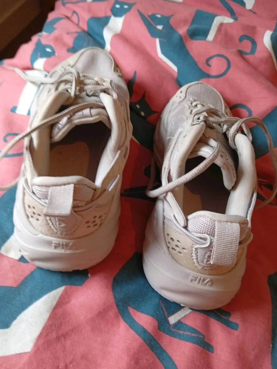 Ladies fila trainers size 5.5 - Image 1