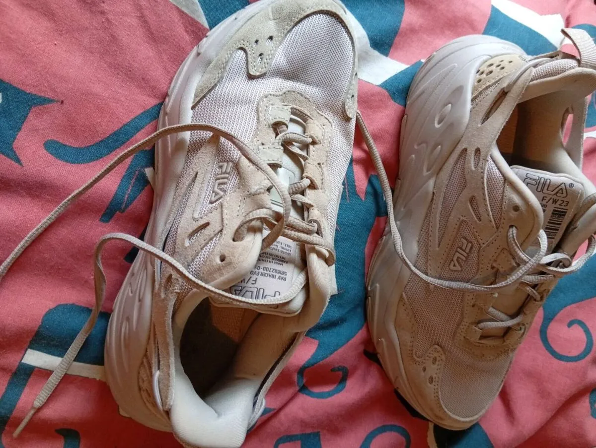 Ladies fila trainers size 5.5 - Image 2