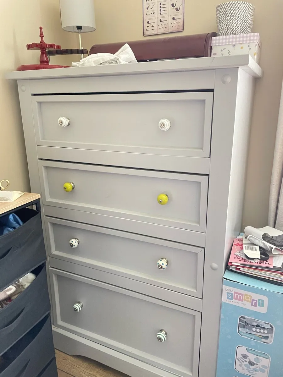 Chest of drawers