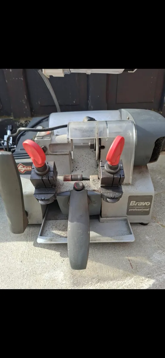 Key cutting equipment - Image 1