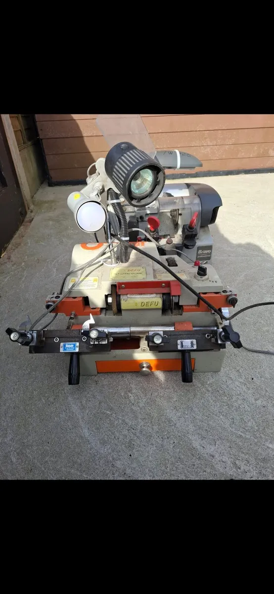 Key cutting equipment - Image 3