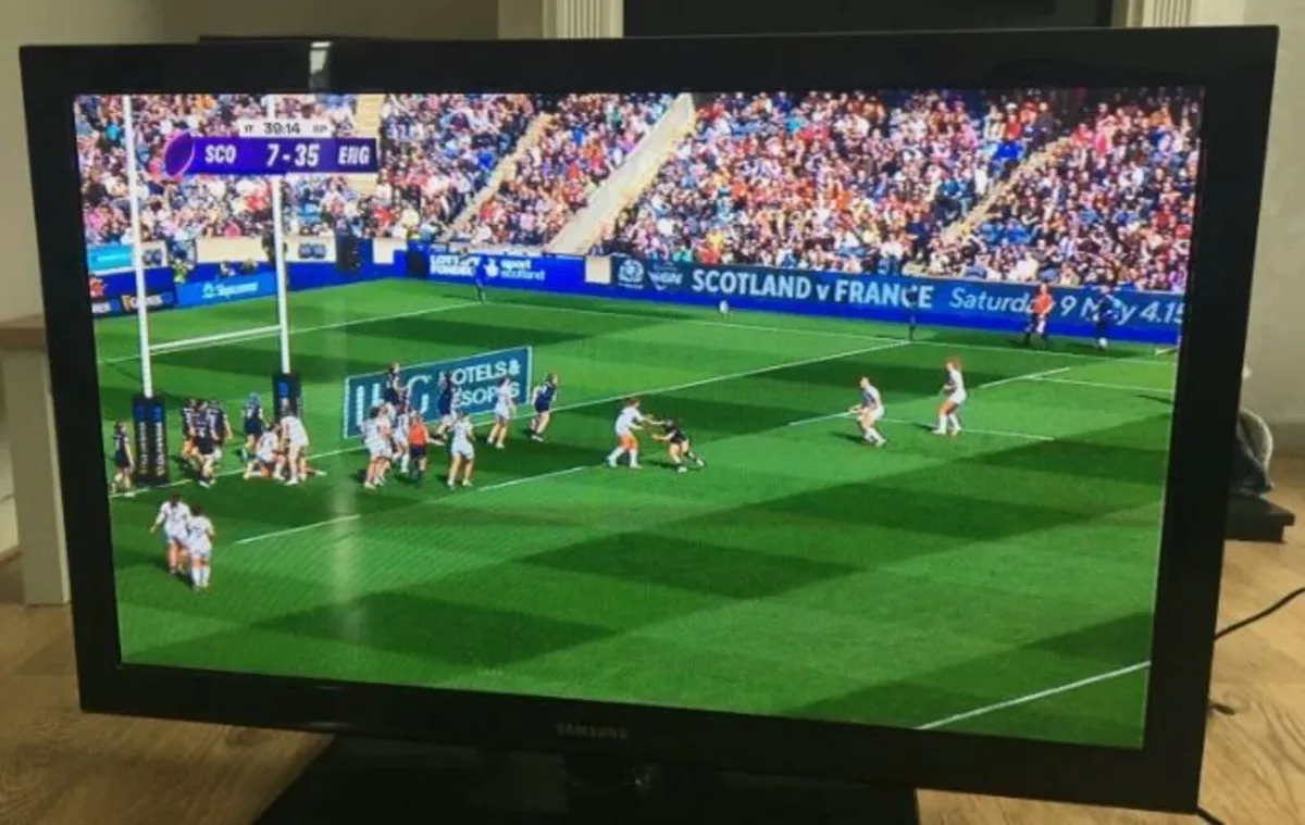 SAMSUNG 42 HD PLASMA TV & DVD Plyr - Image 1