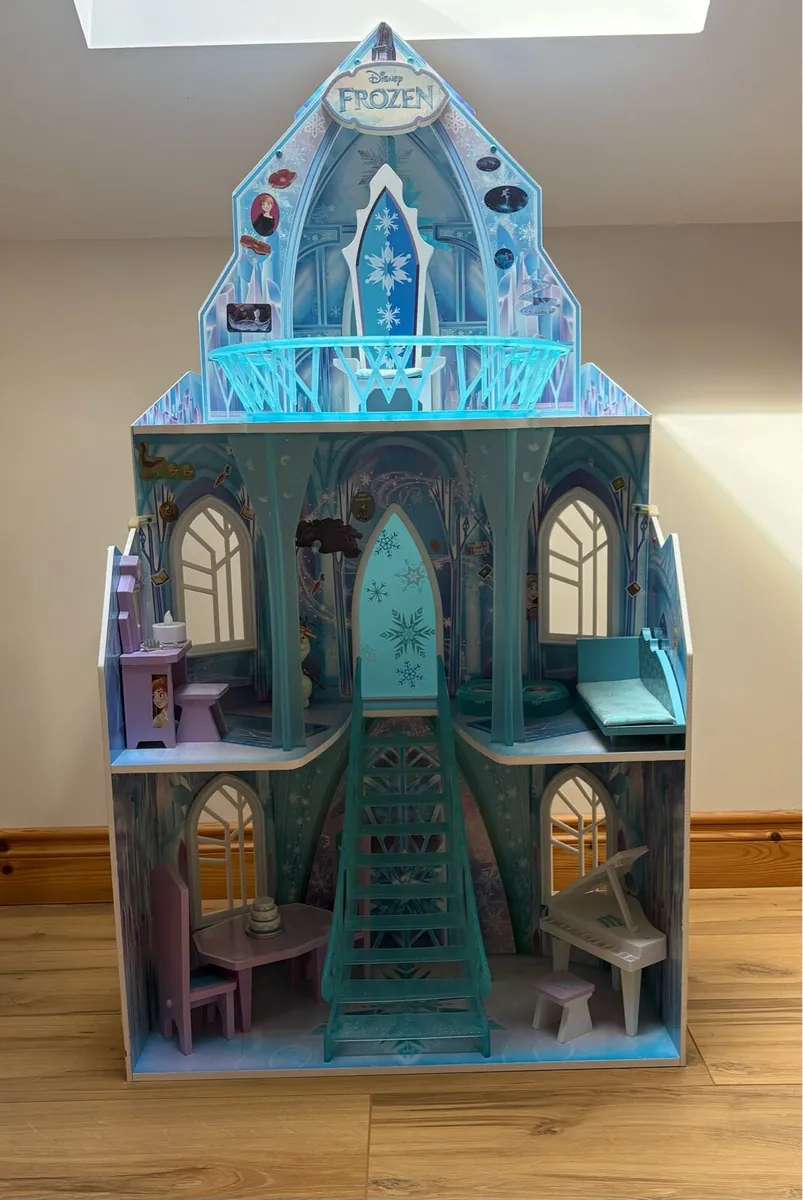 Frozen castle doll house - Image 1