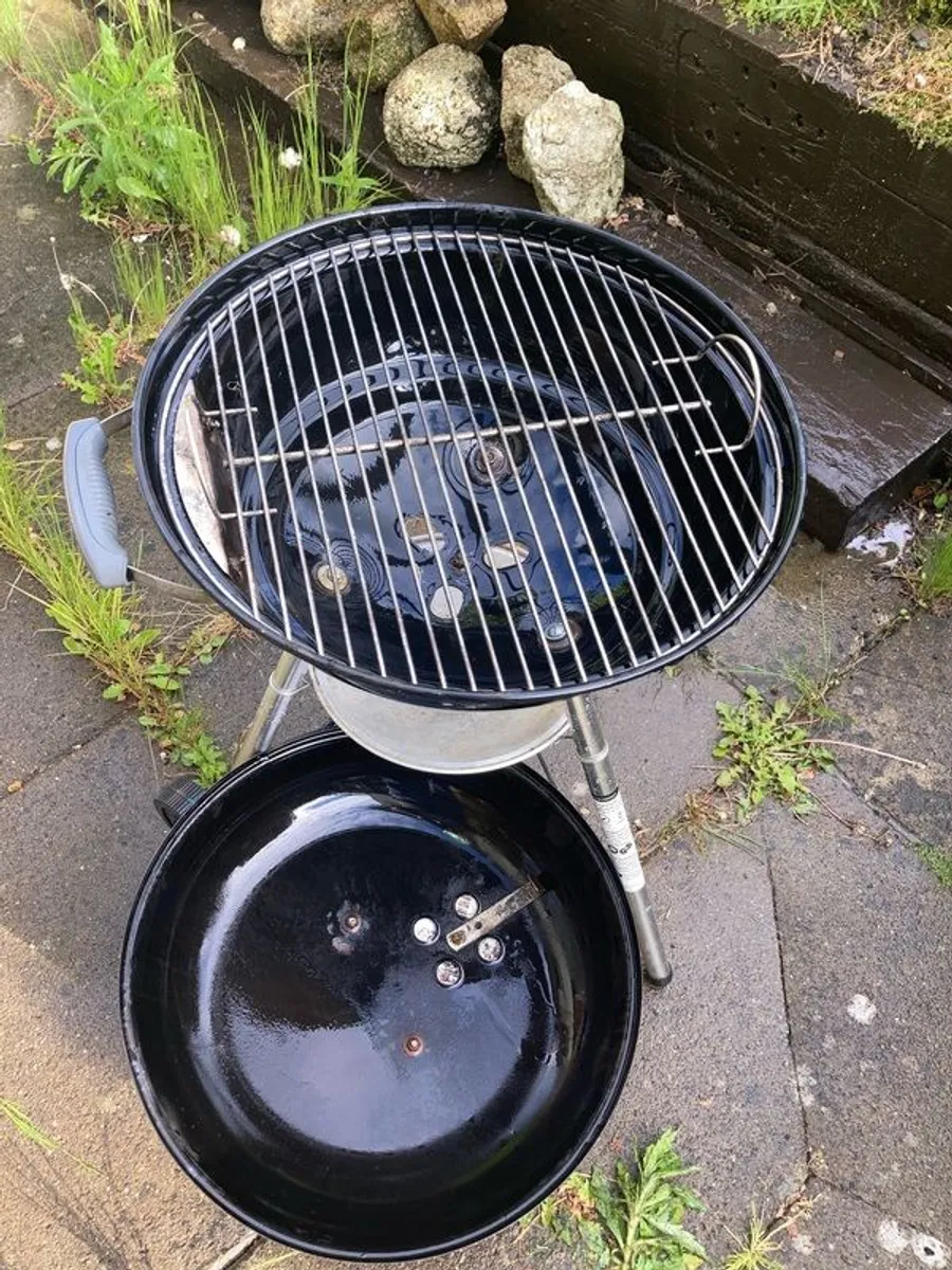 Weber 47cm Charcoal bbq - Image 1