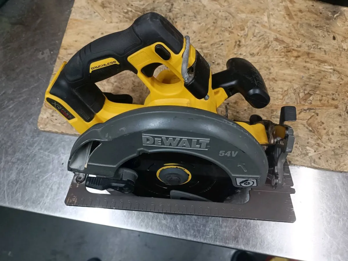DeWalt dcs 578 54v skill saw. Body only