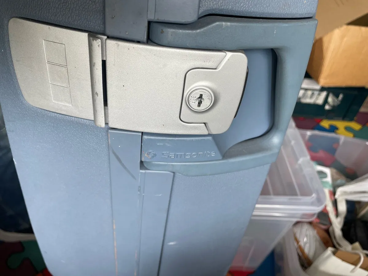 Pair of Hardshell Samsonite suitcases - Image 2