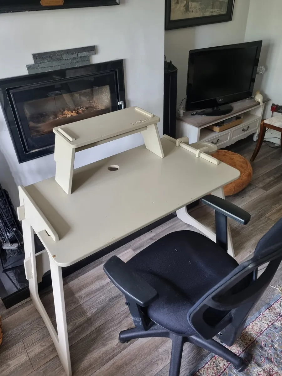 Computer desk and chair - Image 1