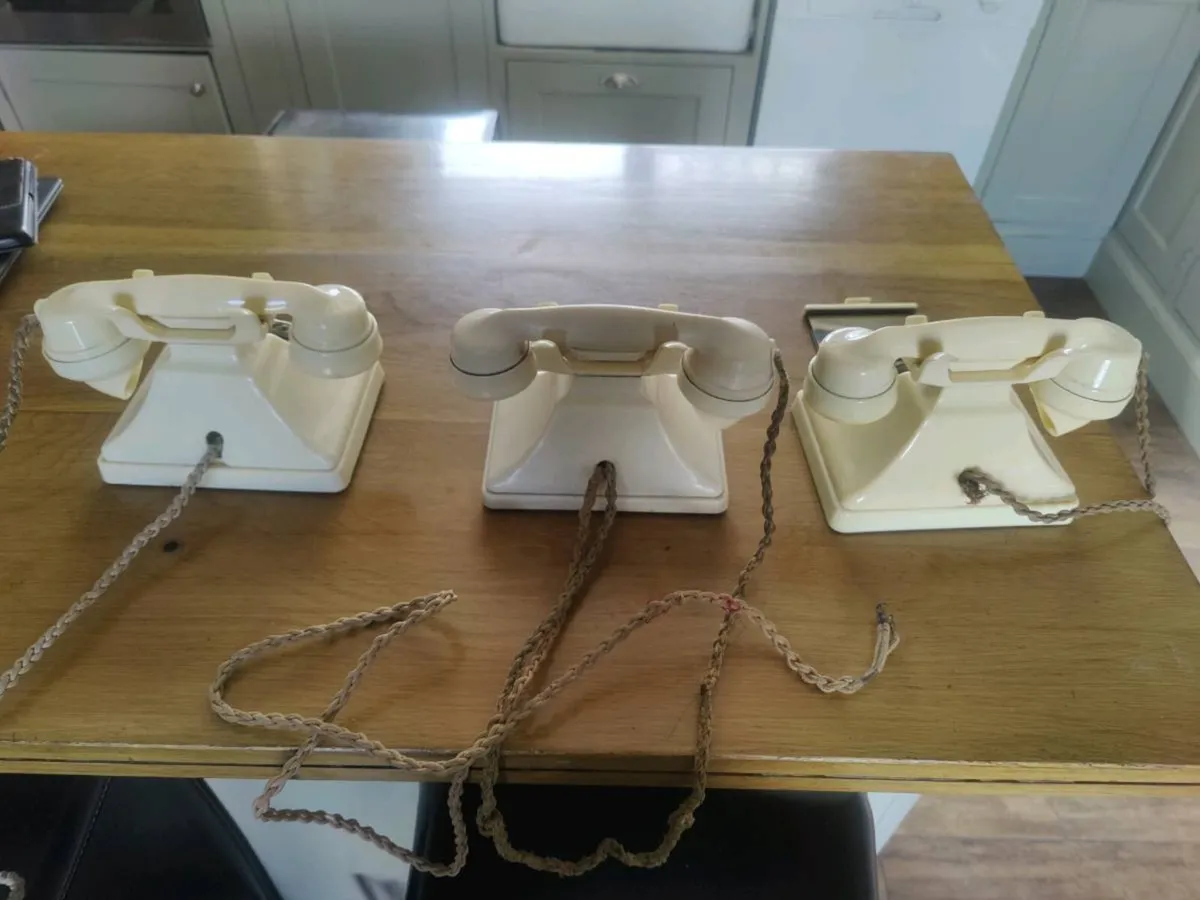3 vintage telephones - Image 1