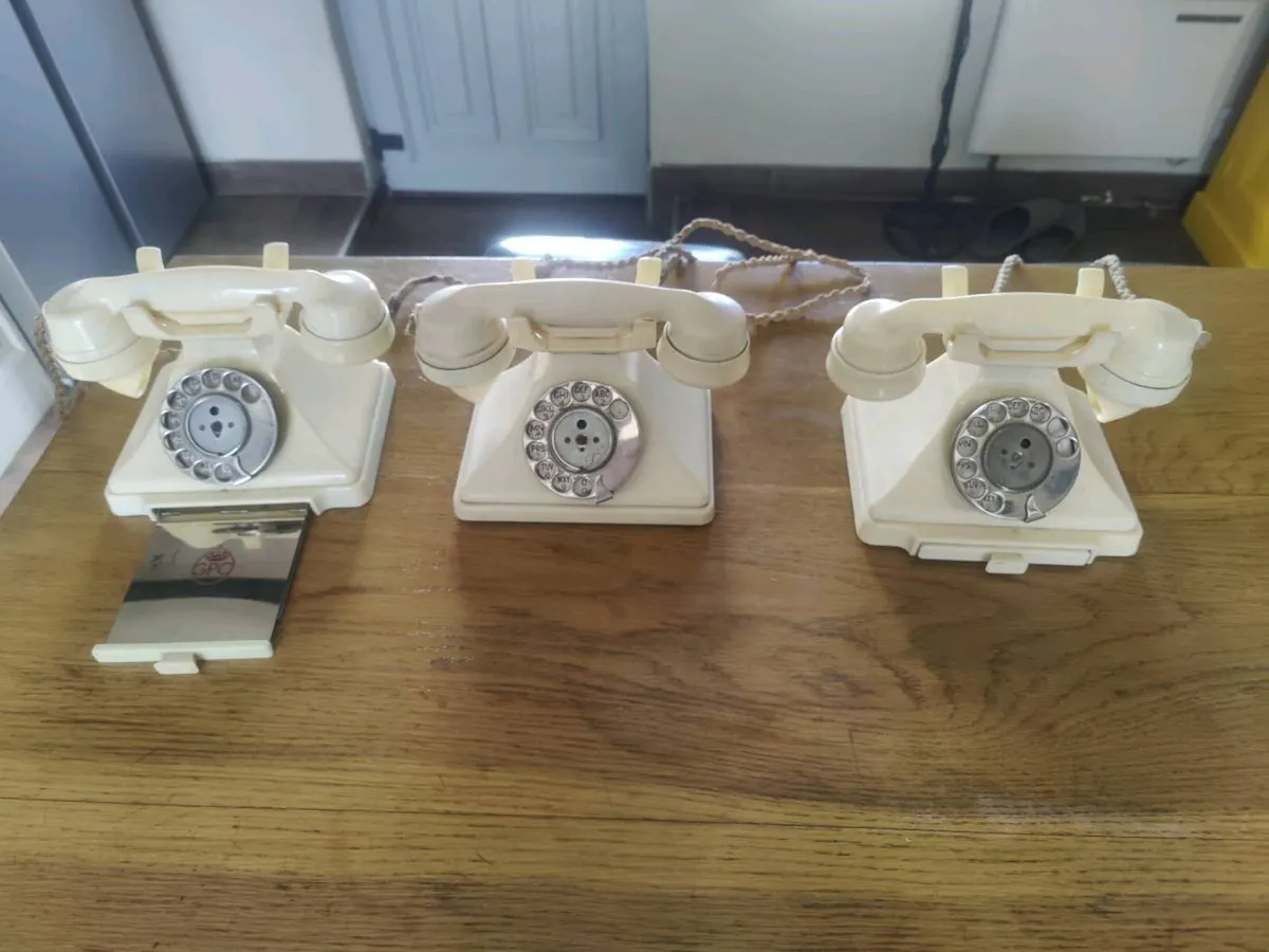 3 vintage telephones - Image 2