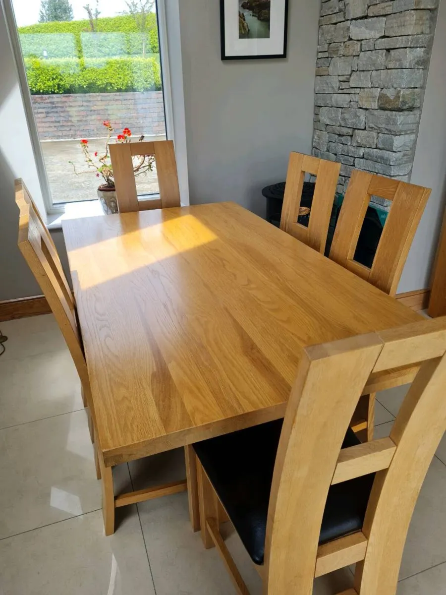 Solid Oak table and 6 chairs - Image 1