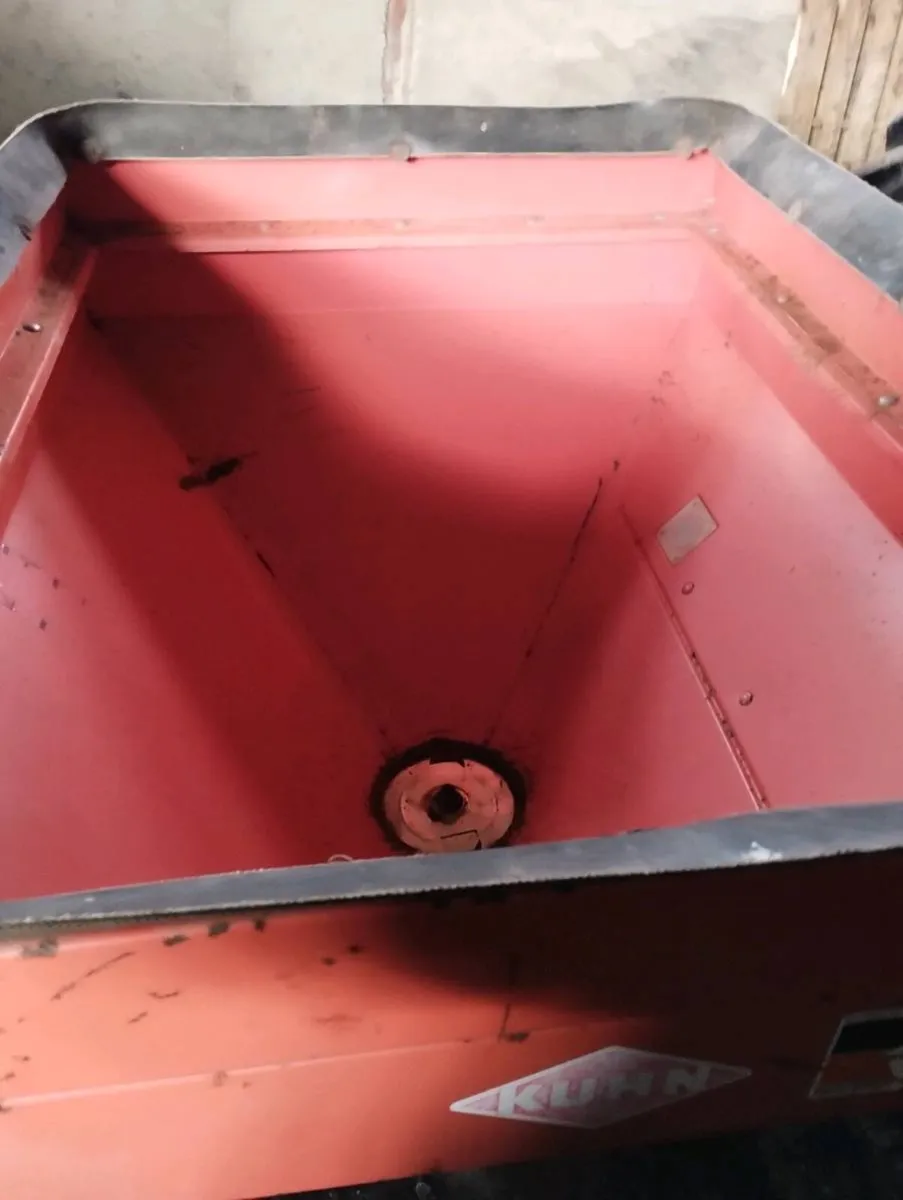 Kuhn spreader for parts - Image 2