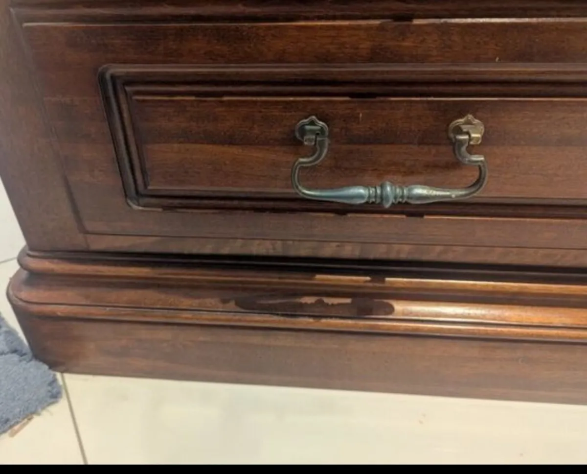 Beautiful Solid Wood Bureau / chest of drawers - Image 4