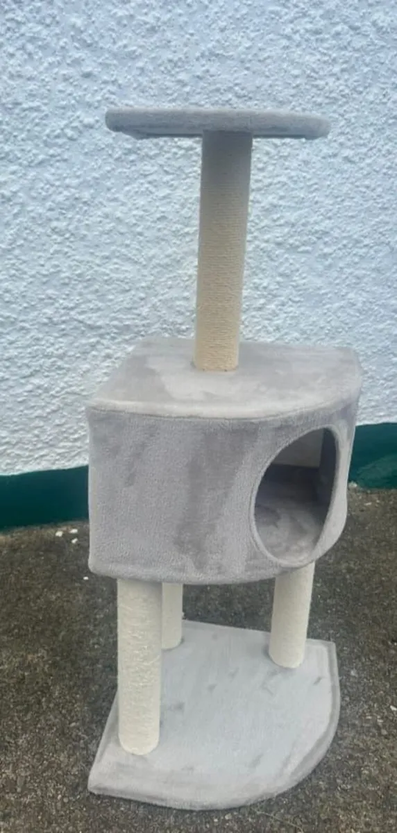 CAT TREE FOR SALE- AS NEW - Image 1
