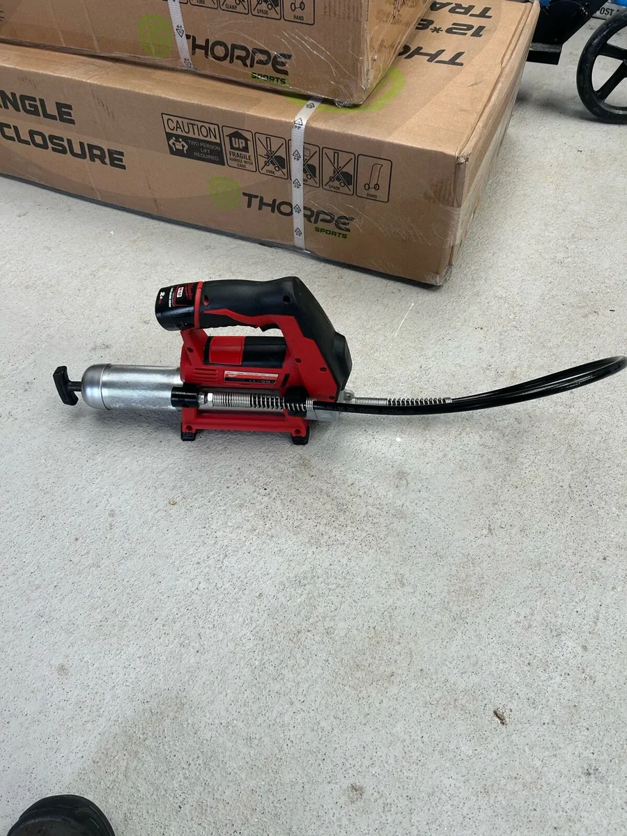 Milwaukee grease gun - Image 1