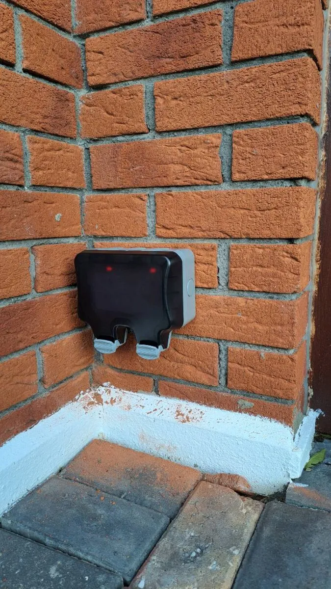 Outdoor lights and sockets - Image 1
